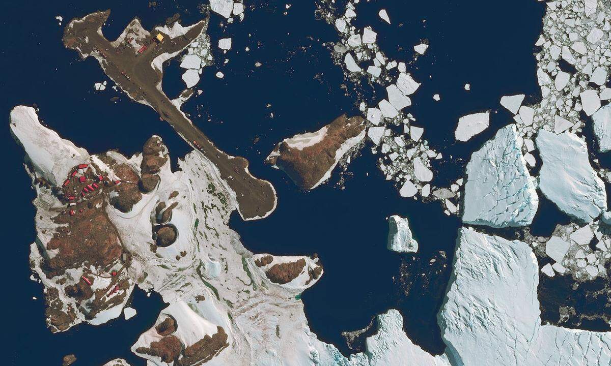 Eine ganze Reihe von wissenschaftlichen Stationen, darunter die Dumont-d‘Urville-Station, liefert Messwerte aus der Antarktis. Die Messungen werden etwa für Wetterprognosen  und Klimamodelle genutzt und können die sonst kaum abgedeckte Region dabei berücksichtigen.