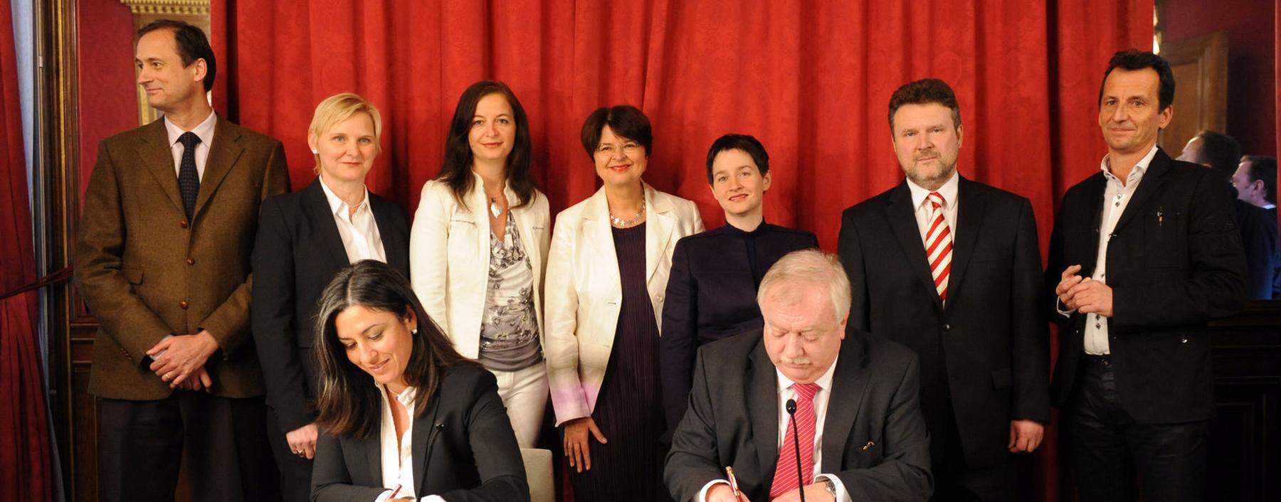Maria Vassilakou und Michael Häupl unterzeichnen den Koalitionspakt.
