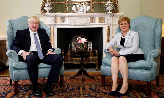 Ein Bild aus dem vergangenen Sommer, als Boris Johnson nach Schottland reiste und die dortige Regierungschefin Nicola Sturgeon besuchte.