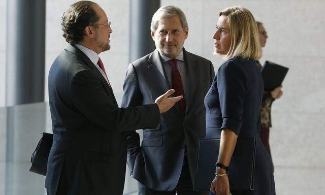 Alexander Schallenberg (links) mit EU-Kommissar Johannes Hahn und Federica Mogherini, der damaligen Hohen Vertreterin der EU für Außen- und Sicherheitspolitik.