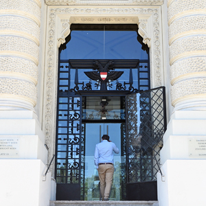 Noch thront der Ständestaat-Adler über dem Eingang des Justizpalasts. Bald hat er einen Kopf weniger.