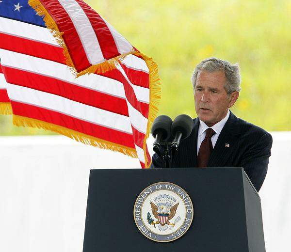 "Eine der Lektionen von 9/11 ist, dass das Böse real ist - aber auch der Mut", sagte Bush bei der Gedenkveranstaltung in Shanksville, an der auch sein Vorgänger Bill Clinton und der amtierende Vize-Präsident Joe Biden teilnahmen.