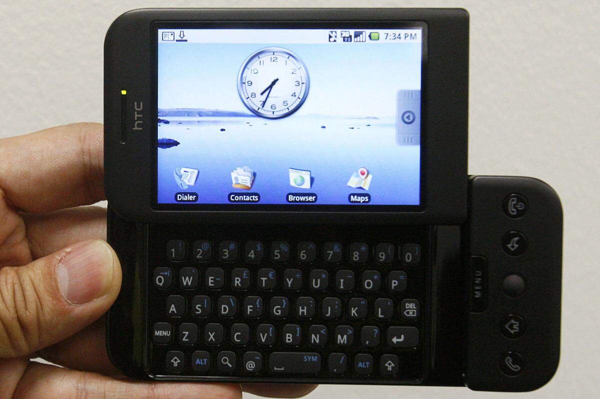 Mit dem HTC Dream kam 2008 schließlich das erste Android-Smartphone auf den Markt. Im Gegensatz zu dem iPhone-Betriebssystem iOS ist Android eine freie, herstellerunabhängige Betriebsplattform, die somit von Smartphone-Produzenten als auch -Nutzern bearbeitet werden kann. Android gehört seit 2005 zum US-amerikanischen Internetkonzern Google, und ist das meistgenutzte Betriebssystem weltweit: rund 85 Prozent aller Smartphones sind Android-Geräte.