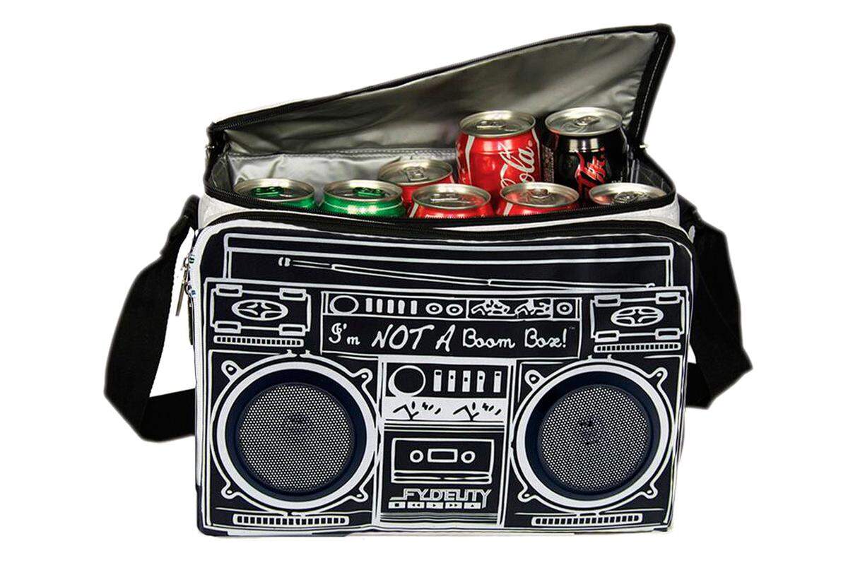 Der Ghettoblaster auf der „Le Boom“-Box ist nicht nur aufgedruckt, die Kühltasche mit eingebauter Elektronik spielt tatsächlich Musik vom Handy. Preis: 50 Euro.