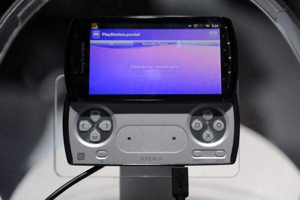 Sony Ericsson galt bisher als das ungeliebte Android-Kind. Veraltete Software und schlechte Update-Politik prägten das Bild. Jetzt soll alles besser werden, unter anderem damit: Das Xperia Play ist gewissermaßen das PlayStation-Handy des Herstellers. DiePresse.com beschäftigte sich auf dem Mobile World Congress eingehend mit dem Gerät.