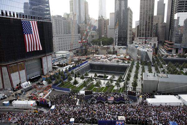Angehörige lasen in New York am Ground Zero die Namen der fast 3000 Menschen vor, die am 11. September 2001 bei dem islamistischen Anschlag starben.