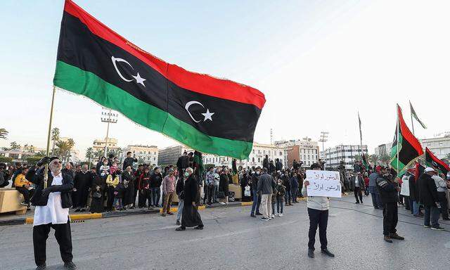 Menschen feierten am 24. Dezember den 70. Unabhängigkeitstag in der libyischen Hauptstadt Tripoli.