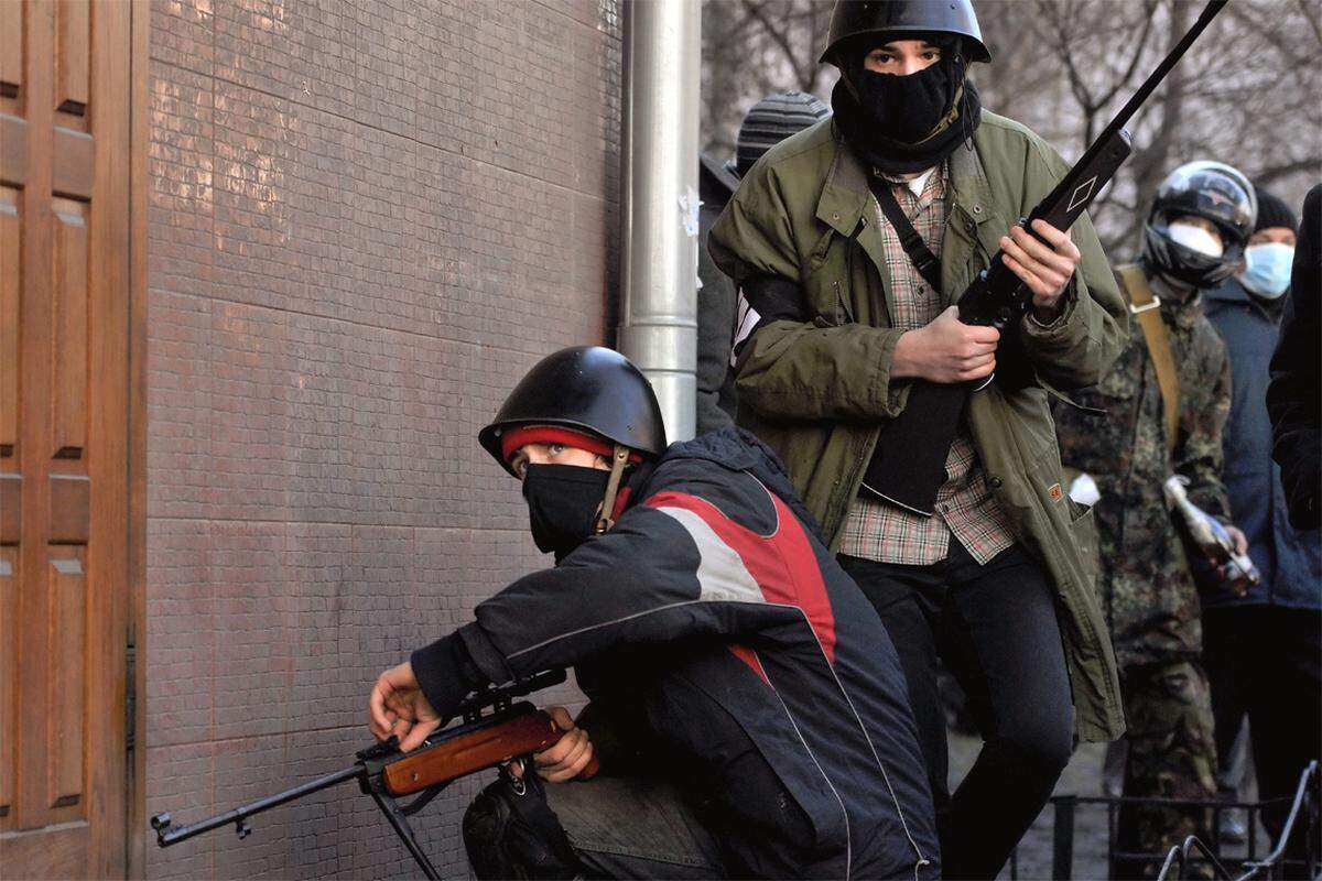 Der „Rechte Sektor“, eine lose Vereinigung von rechtsradikalen Gruppen, hatte seine Anhänger dazu aufgerufen, mit Schusswaffen ins Zentrum zu kommen.