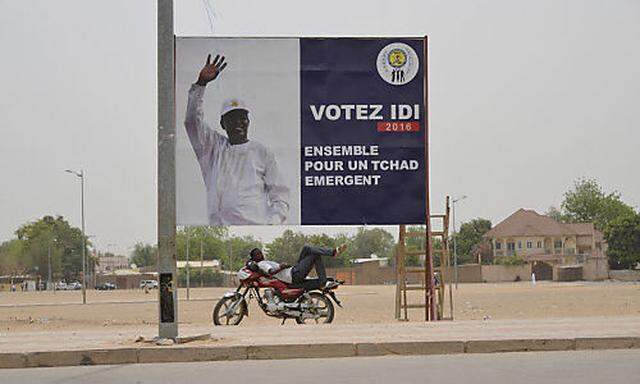 Präsident Déby (auf dem Plakat) wird am Montag für eine weitere Amtszeit vereidigt