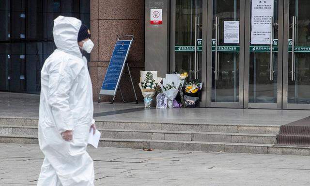 Sympathiebekundungen mit Li Wenliang: Blumen und Bilder vor dem Zentralen Hospital in Wuhan.