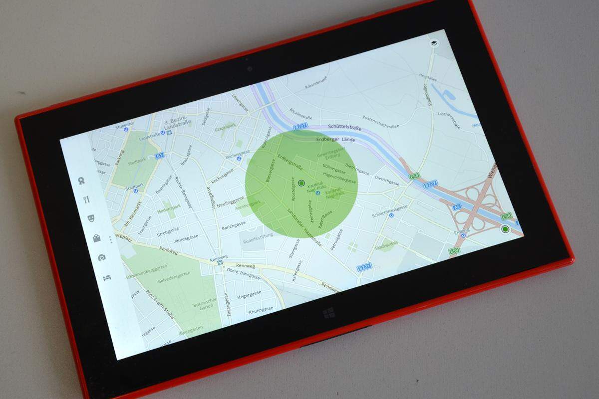 Nokia legt im Vergleich zu Microsofts Surface 2 noch ein wenig nach und stattet das Lumia 2520 mit Nokia-Apps wie dem Kartendienst Here Maps aus. Auch die Kamera-App von Nokia ist mit an Bord. Sie ist allerdings im Vergleich zu Lumia-Smartphones enttäuschend und lässt nahezu keine Einstellungen zu . Generell lässt die Fotoqualität zu wünschen übrig - das ist allerdings auch keine Kernkompetenz von Tablets und wohl ein geeigneter Punkt für Sparmaßnahmen.