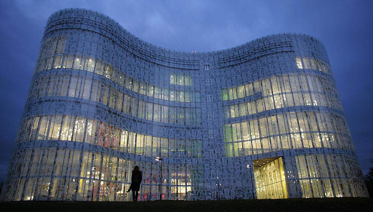 Immer mehr Großstädte setzen auf eine ganz neue Art von Bibliothek, erstaunlich viele Neubauten entstehen.  Spektakulär ist etwa die Universitätsbibliothek in Cottbus.