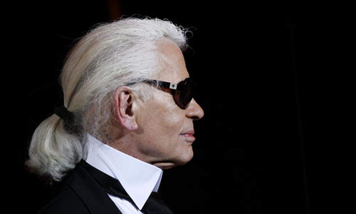 Er ist eine der schillerndsten Figuren in der Modewelt - Karl Lagerfeld wurde mit seinem weiß gepuderten Haar, der dunklen Sonnenbrille und dem auffälligem Schmuck vom Designer zur Stilikone. Am 10. September feiert seinen Geburtstag.