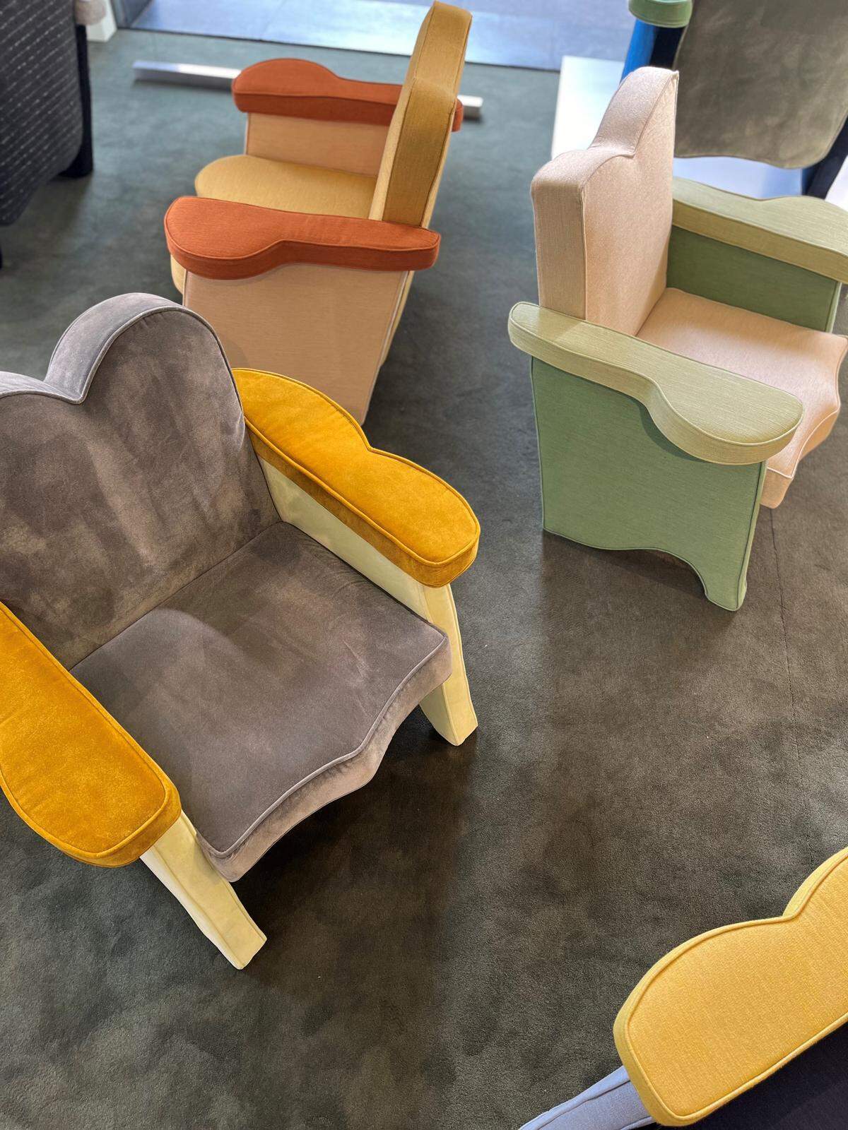 Modular. Mit zwei Novitäten wartete der Textilhersteller Rubelli auf. Einerseits hatte das Formafantasma-Duo das Flagshipstore-Interieur neu gestaltet, andererseits Martino Gamper einen modularen Sessel entworfen. 