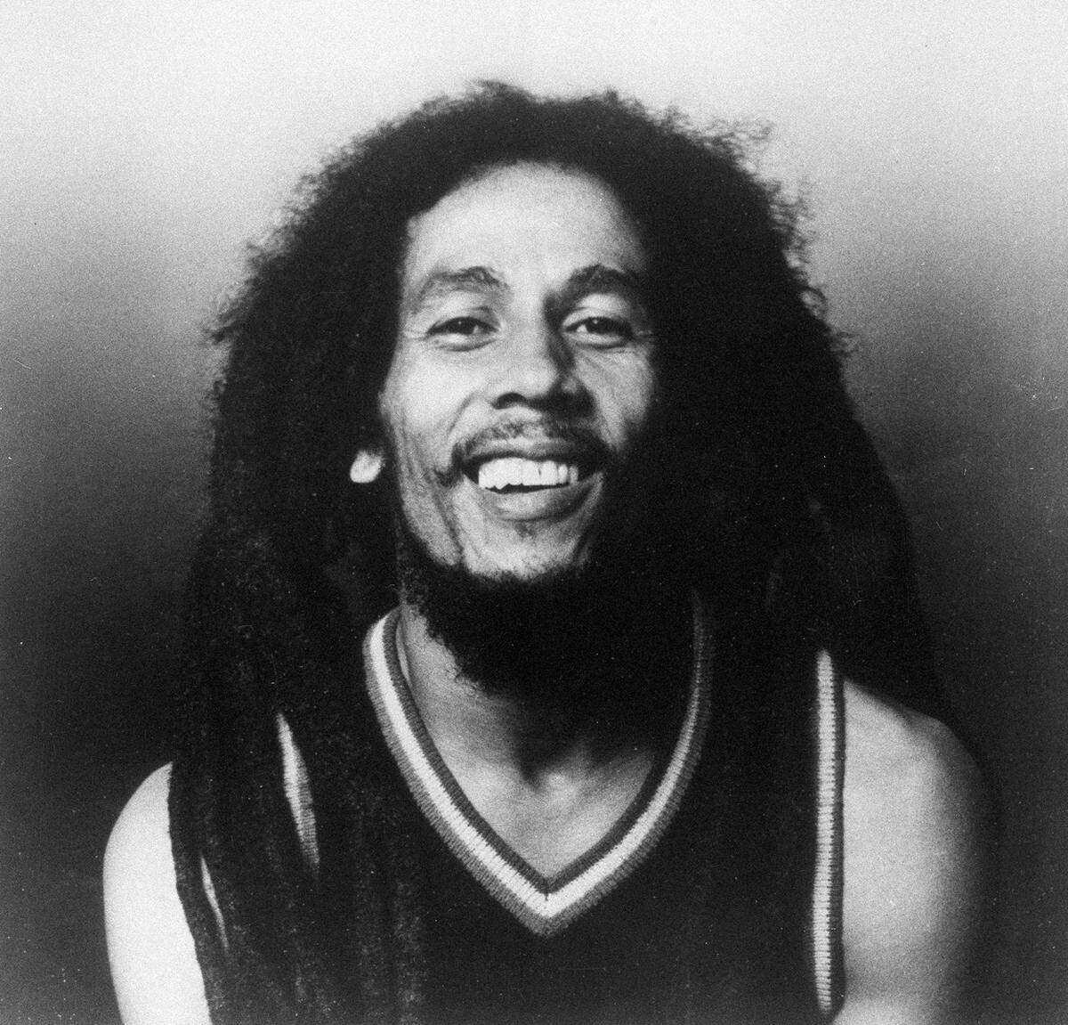 Bob Marleys Lifestyle ist auch heute noch in aller Munde. Lange Dreadlocks gehören unbedingt dazu.