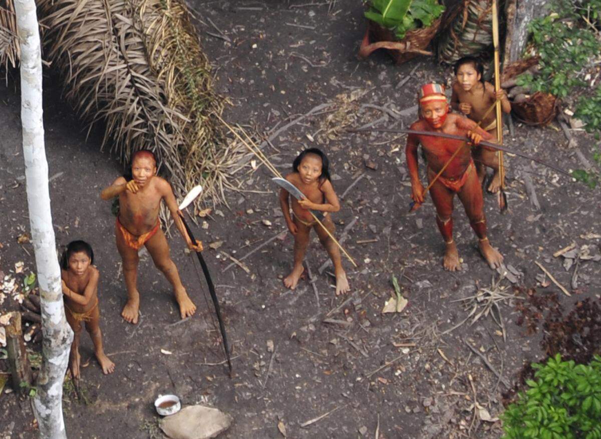 Maniok und Papaya: Das ist in den Körben dieser Menschen enthalten, die von den brasilianischen Behörden fotografiert wurden (2010). Dieses Volk lebt im Regenwald, an der Grenzregion zwischen Brasilien und Peru - und gehört zu den rund 100 Völkern weltweit, die "unentdeckt" sind, also von der industrialisierten Welt nicht kontaktiert wurden.