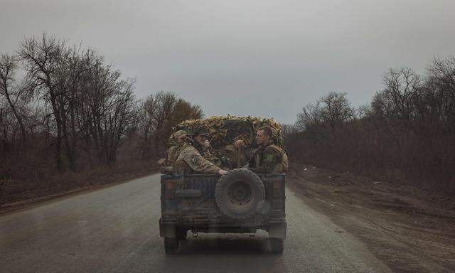 Ukrainische Soldaten nahe Taschssiw Jar.