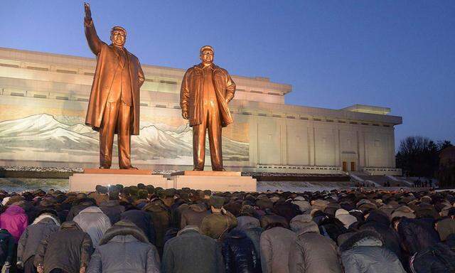 North Koreans bow to bronze statues of North Korea´s late founder Kim Il Sung and late leader Kim Jong Il at Mansudae in Pyongyang