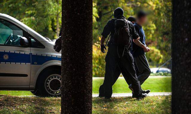 Mehrere mutmaßliche Mitlieder einer rechten Terrorgruppe wurden in Deutschland festgenommen.