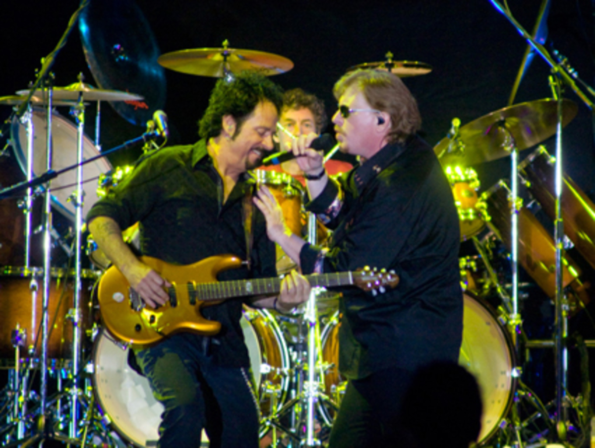 Aber eben nur fast. Die Frage nach dem "besten" Musiker auf einem Instrument ist grundsätzlich nicht eindeutig zu beantworten. Aber in der Welt der Schlagzeuger gilt Toto-Drummer Simon Phillips unbestritten als heißer Anwärter auf diesen Titel. Es ist daher enttäuschend, dass alle Musiker inklusive Backgroundsänger ihre Solos hatten - nur Simon Phillips nicht.