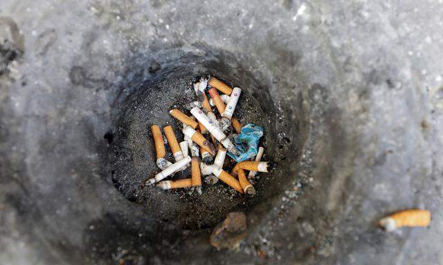 Stinkebecher. Nikotinkrank bleiben gewohnheitsmäßige Raucher wohl für immer.