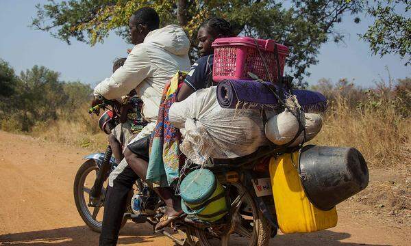 2013 war die Zentralafrikanische Republik in einen Bürgerkrieg zwischen christlichen und muslimischen Milizen gerutscht - 2017 haben sich die bewaffneten Konflikte wieder verschärft: 70 Prozent des Landes werden von bewaffneten Gruppierungen kontrolliert. Mit Stand September waren 1,1 Millionen Menschen auf der Flucht - so viele wie nie zuvor. 2,5 Millionen Menschen und damit mehr als die Hälfte der Bevölkerung des Landes benötigt dringend Nahrungsmittelhilfe. Besonders Kinder leiden an den Kämpfen: 40 Prozent der Unter-Fünf-Jährigen ist mangelernährt. Das ist eine der höchsten Raten der Welt.