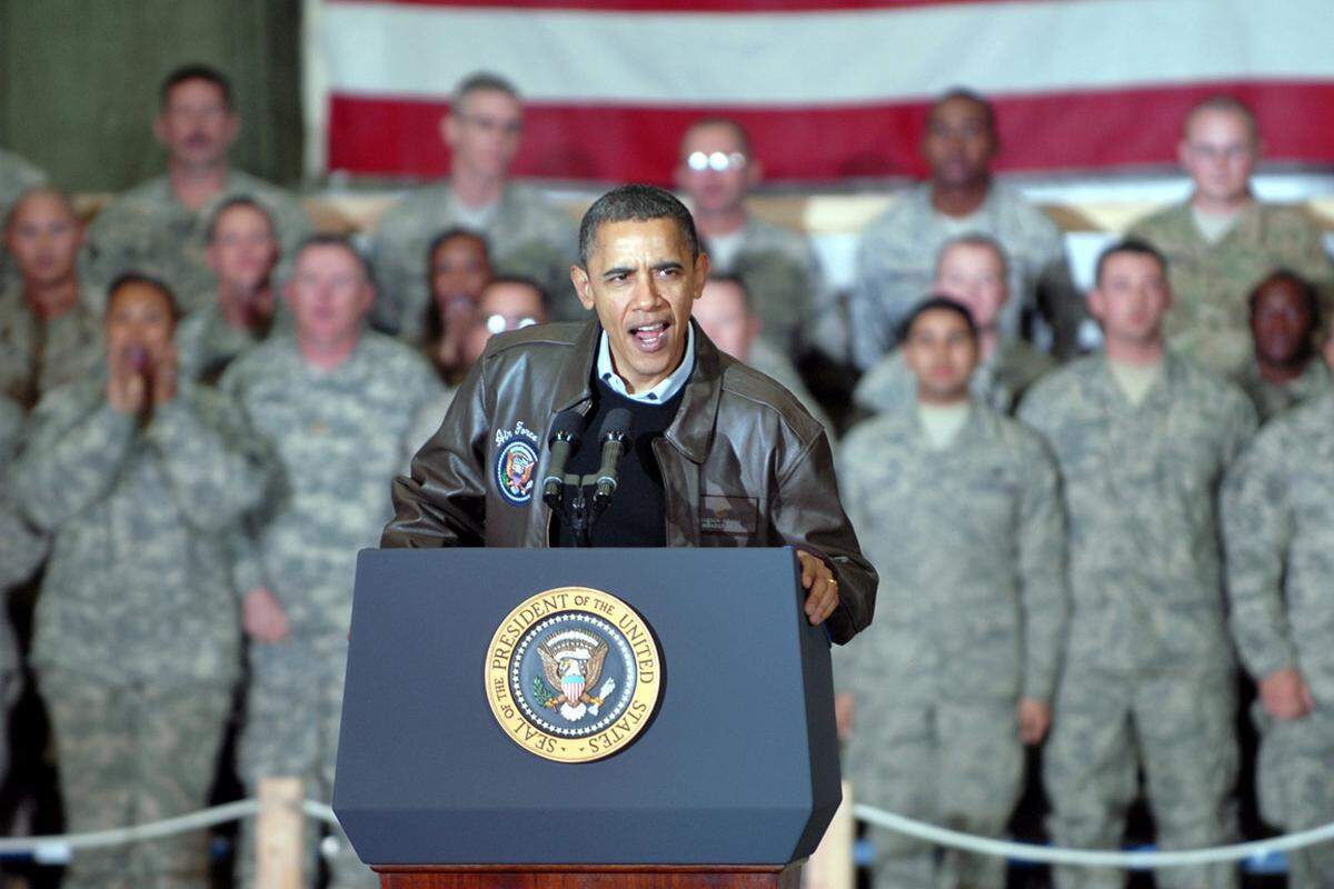 US-Präsident Barack Obama kündigt im Feburar 2009 den Abzug der US-Truppen aus dem Irak an. Am 14. Dezember 2011 macht er schließlich sein Wahlversprechen wahr und begrüßt die letzten heimkehrenden Soldaten. Dabei erinnert er auch an die vielen Gefallenen: Dank dieses "Opfers" hätten die Iraker nun ihr eigenes Schicksal in der Hand. Und: "Wir beenden einen Krieg nicht mit einer finalen Schlacht, sondern mit einem finalen Marsch nach Hause."