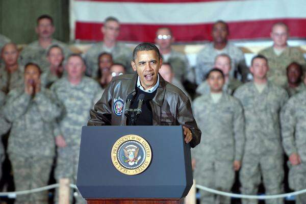 Der neue US-Präsident Barack Obama kündigt den Abzug der US-Truppen aus dem Irak an. Am 14. Dezember 2011 kann er seinen Worten Taten folgen lassen, indem er die letzten heimkehrenden Soldaten begrüßt. Dabei erinnert er auch an die vielen Gefallenen: Dank ihrer "Opfer" hätten die Iraker nun ihr eigenes Schicksal in der Hand. Und: "Wir beenden einen Krieg nicht mit einer finalen Schlacht, sondern mit einem finalen Marsch nach Hause."