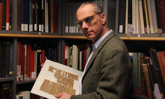 Schriftstücke als Forschungsgegenstand: Papyrusforscher Federico Morelli.