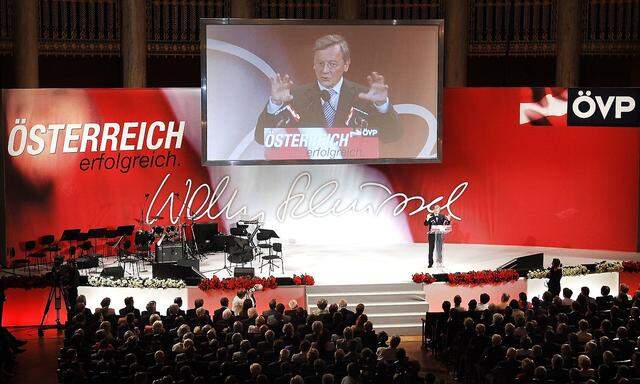 Wolfgang Schüssel nutzte sein rhetorisches Talent und richtete seine Reden als Kanzler wiederholt – am Bild im Mai 2006 im Wiener Konzerthaus – an die Nation. Die Wahl im Oktober dieses Jahres sollte er aber verlieren.
