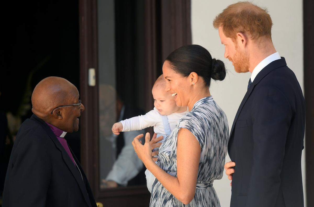 Herzogin Meghan trug für ihren Auftritt ein Kleid von Club Monaco. Am Nachmittag teilte sich das royale Paar auf. Während Herzogin Meghan mit Archie in Kapstadt blieb, reiste Prinz Harry weiter nach Botswana.