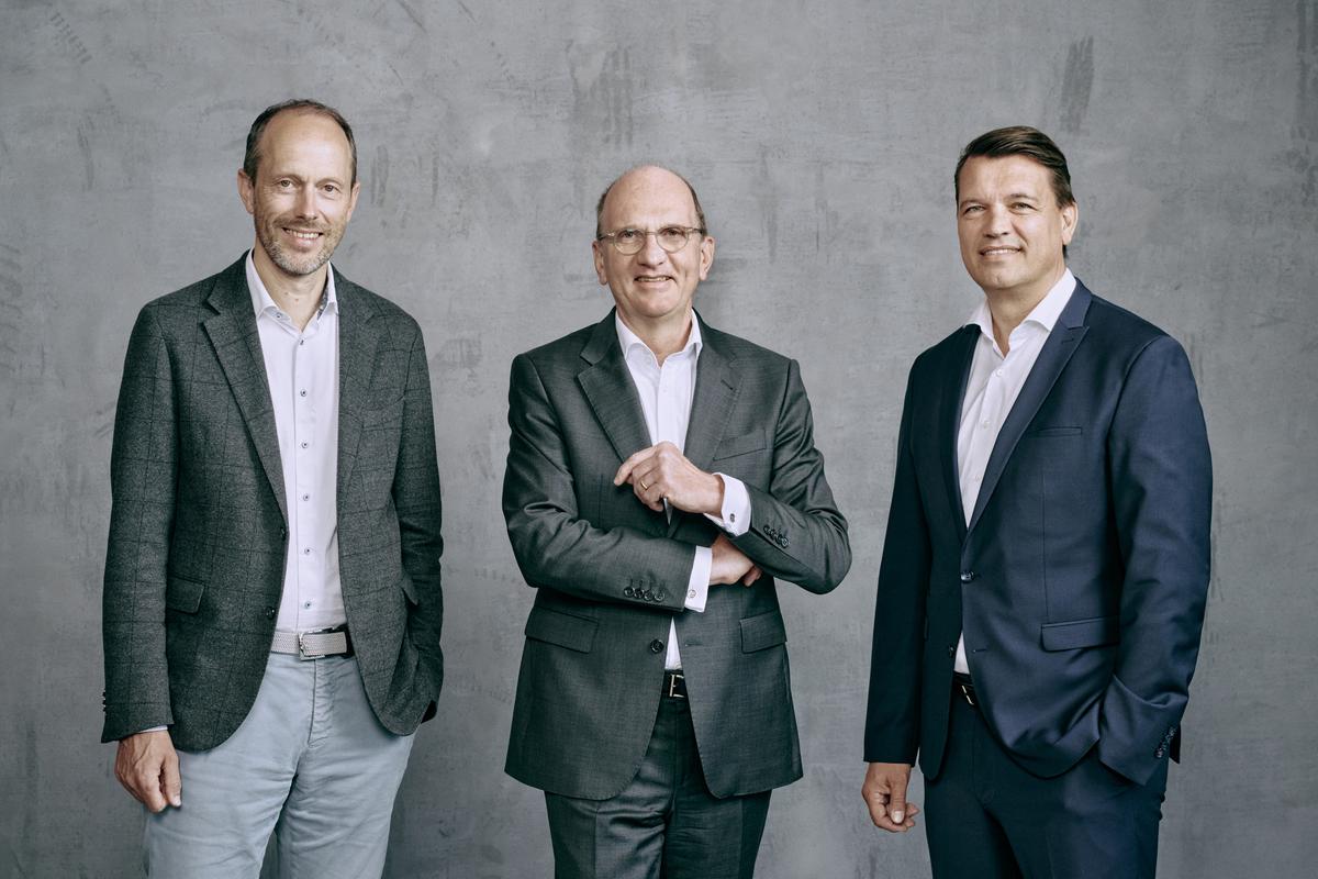 MPreis gibt einen Wechsel in der Geschäftsführung bekannt: Stefan Gros (Mitte) tritt als kaufmännischer Geschäftsführer an die Seite von David Mölk (links) und Ingo Panknin. 