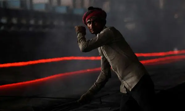 Ein Stahlarbeiter in einer Fabrik in Punjab. 