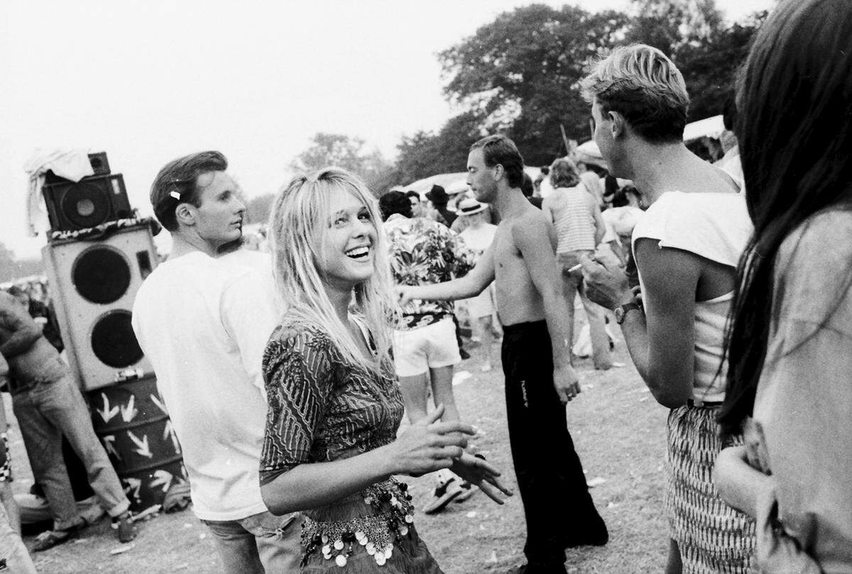 Im Zuge einer Aufräumaktion fand der Reuters-Fotograf Dylan Martinez sechs Rollen Schwarzweißfilm mit mit der Beschriftung "Glastonbury '89" in einem Schrank. Der Fund inspirierte ihn zu einer neuerlichen Reportage.