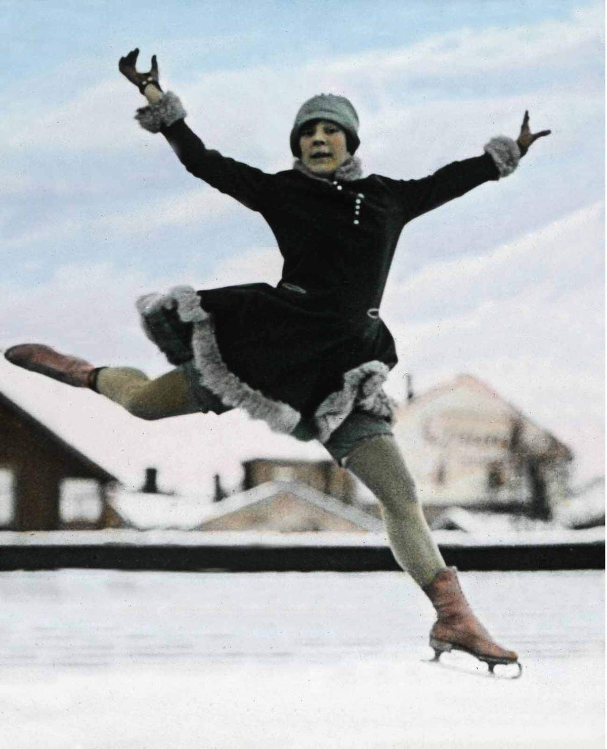 Die Eiskönigin aus Norwegen in einem dekorativen Sprung: Sonja Henie. Sie war es auch, die als erste Läuferin auf kurze Röcke umsattelte.   