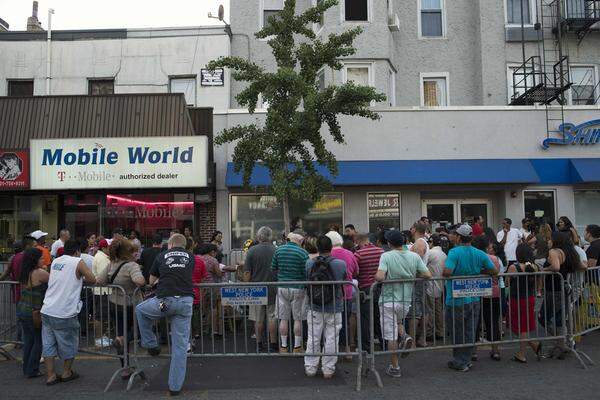 Die Polizei sperrte inzwischen den Bereich im Zentrum von West New York ab, um die dort versammelten Gläubigen und auch den Baum zu schützen.