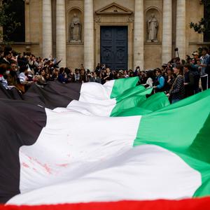 Studierende entrollten vor dem Eingang der Sorbonne eine riesige palästinensische Flagge. 
