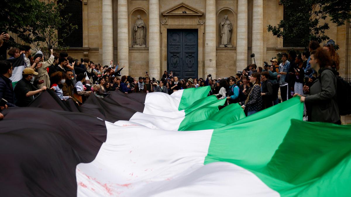 Studierende entrollten vor dem Eingang der Sorbonne eine riesige palästinensische Flagge. 