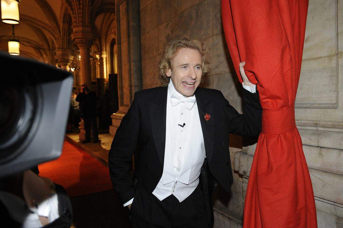 Am 11. Februar 2010 ging das deutsche TV-Urgestein Thomas Gottschalk  für den Privatsender ATV zum ersten Mal am Wiener Opernball ans Werk. Und mit 1. September 2010 übernahm Dominique Meyer als neuer Direktor die Wiener Staatsoper.