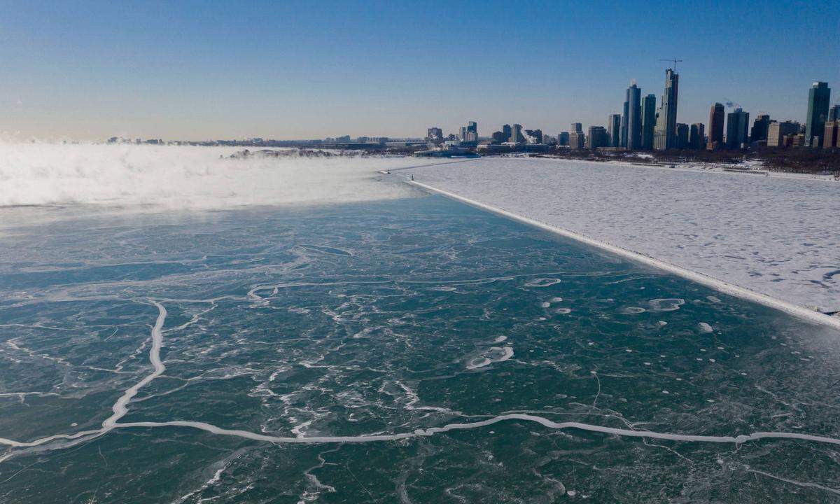 In der stark von der Kältewelle betroffenen Millionenmetropole Chicago (im Bild die Skyline mit Lake Michigan) ließ der Frost etwas nach, auch wenn Freitag und Samstag noch immer sehr kalt bleiben sollen.