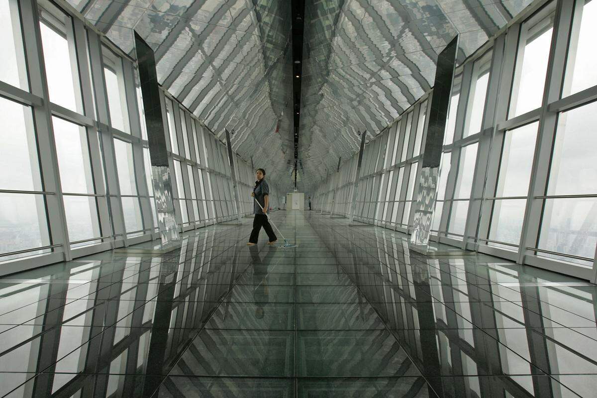 Und im Shanghai World Financial Center gibt es einen 55 Meter langen Flur mit gläsernem Fußboden in 474 Meter Höhe. Die Besucher können die Aussicht vom 100. Stock des 492 Meter hohen Wolkenkratzers genießen.
