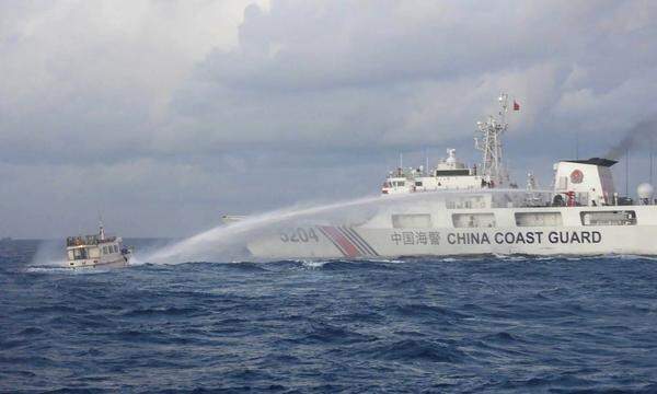 Die chinesische Küstenwache griff im Dezember ein philippinisches Versorgungsschiff an. China will seine Machtansprüche im Südchinesischen Meer verwirklichen und die USA aus der Region drängen.