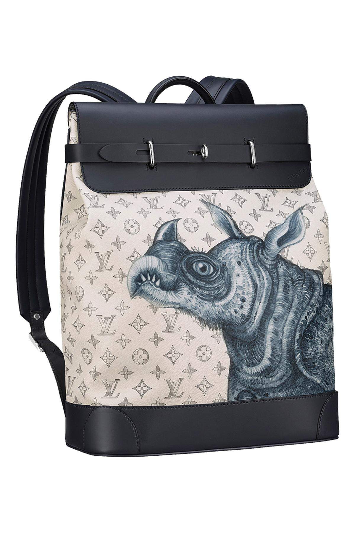 Das Künstlerduo Jake und Dinos Chapman hat sich bei der neuen von Afrika inspirierten Kollektion von Louis Vuitton eingebracht. Rucksack „Steamer“ in Monogram Savane Dune Canvas, 2400 Euro, Tuchlauben 3–7, 1010 Wien.