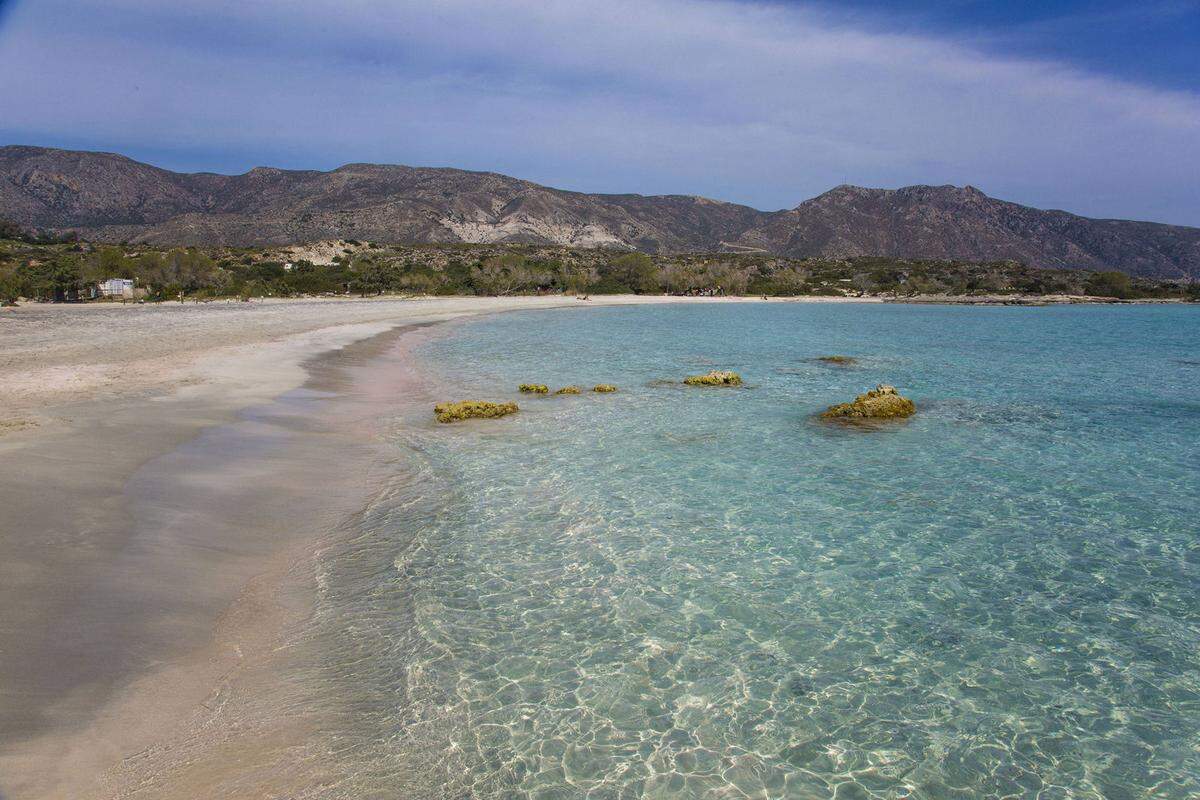 Die Insel besticht durch Dünen, Sandlilien und Junipern, außerdem ist die bedrohte Careta Careta Schildkröte hier zu finden. Viele Touristen zieht es auch hierher, weil der Strand an vielen Stellen rosa schimmert.