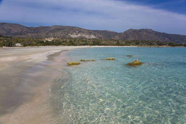 Die Insel besticht durch Dünen, Sandlilien und Junipern, außerdem ist die bedrohte Careta Careta Schildkröte hier zu finden. Viele Touristen zieht es auch hierher, weil der Strand an vielen Stellen rosa schimmert.