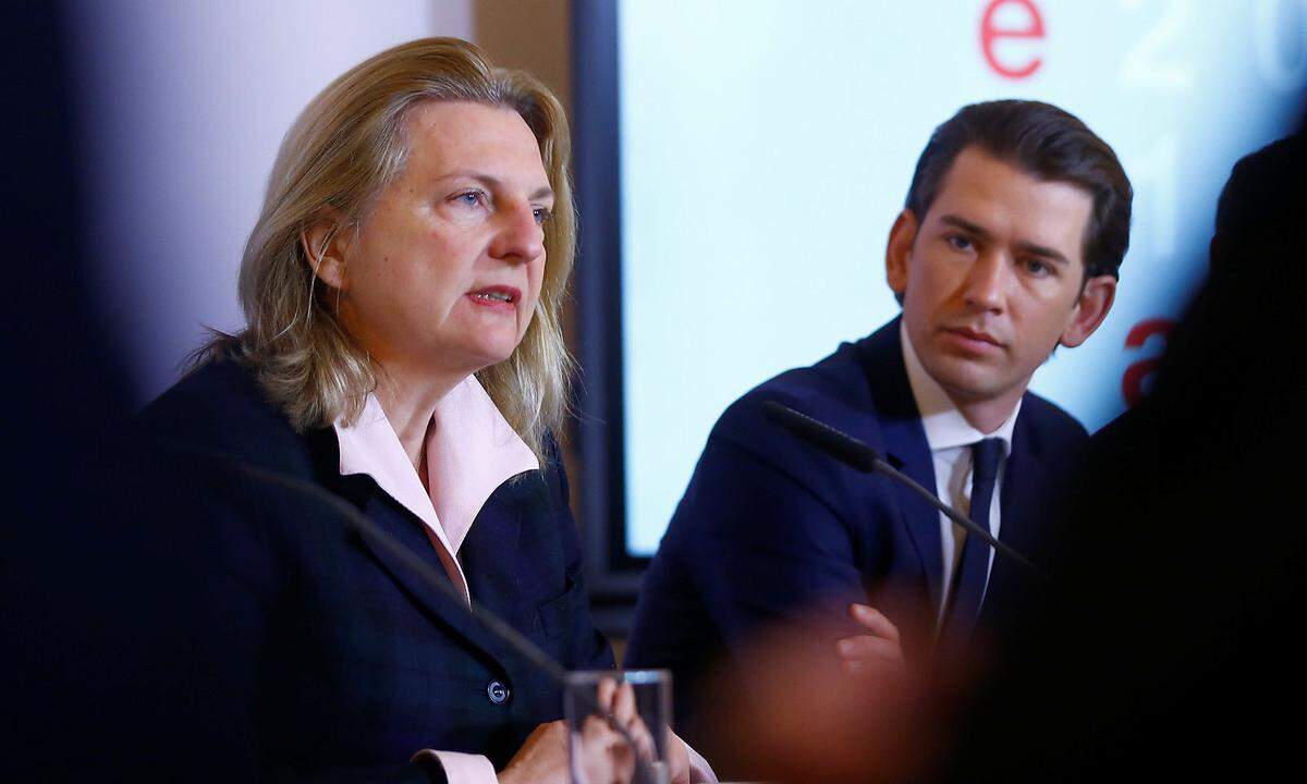 Austrian Foreign Minister Kneissl and Chancellor Kurz attend a news conference in Vienna