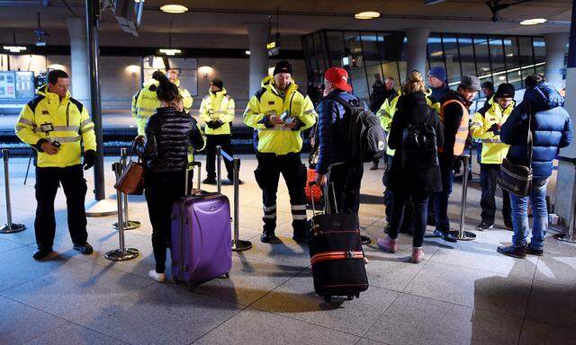 An den Bahnstationen wird wieder jeder einzelne Pass kontrolliert. Die Zeit der ungehinderten Reisefreiheit zwischen Dänemark und Schweden ist vorerst vorüber.