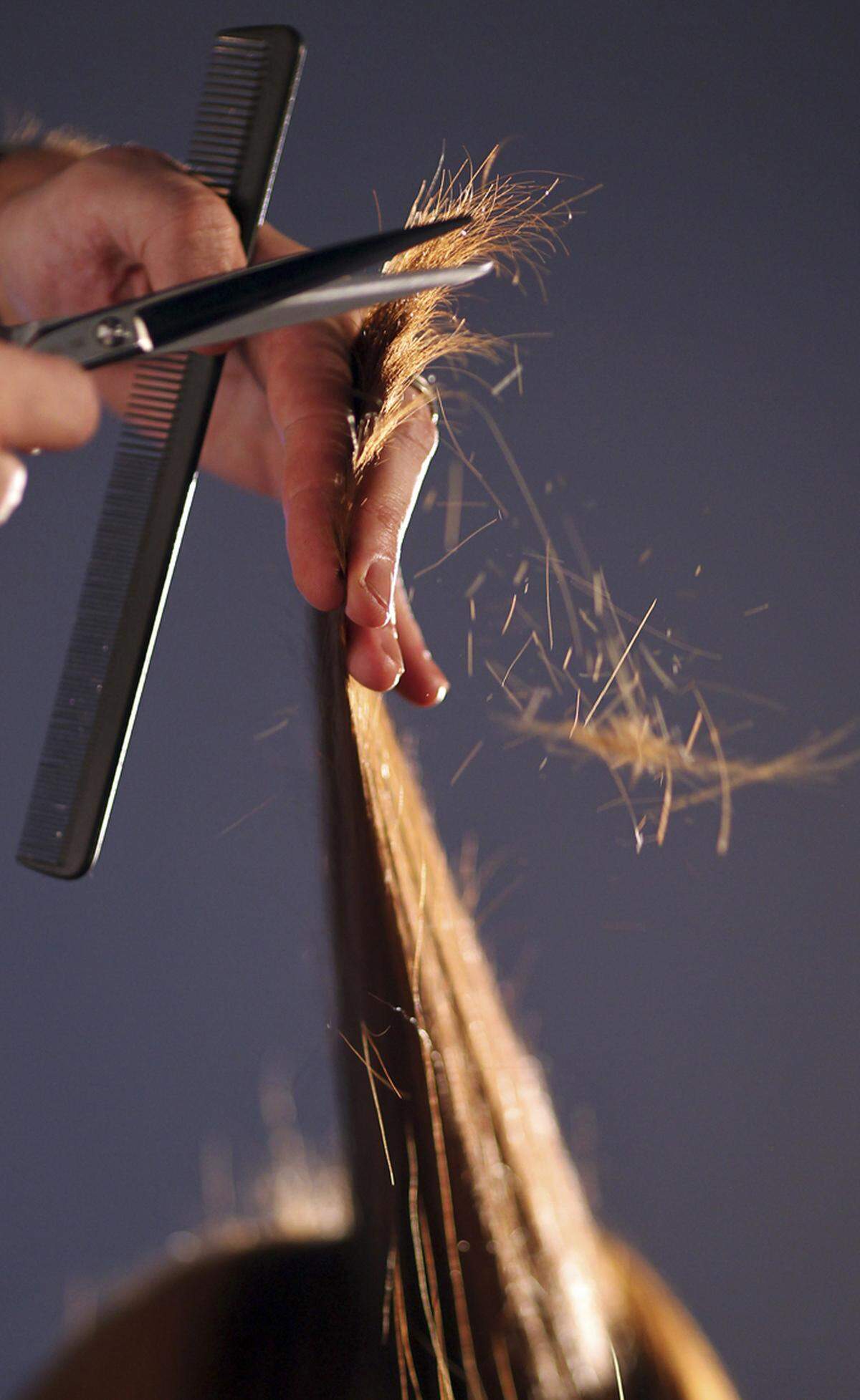 Dass Haare schneller nachwachsen, wenn man häufig die Spitzen schneidet, hört man besonders oft. Diese Weisheit ist ebenfalls ein Mythos, denn die Haarwurzeln werden durch die kontinuierlichen Schnitte nicht angeregt.