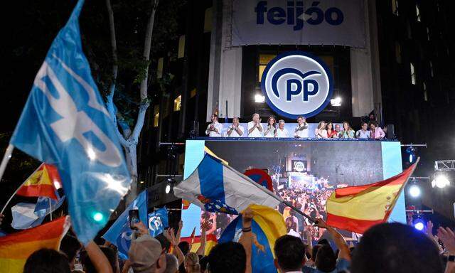 Albert Núñez Feijóo wendet sich nach den Parlamentswahlen an seine Anhänger. Seine konservative Volkspartei (PP) hat die Parlamentswahl gewonnen, allerdings keine absolute Mehrheit erreicht. 