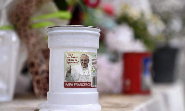 Papst Franziskus ist nach einer Operation am offenen Bauch vergangenen Mittwoch weiter auf dem Weg der Besserung. 